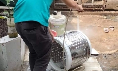 Vệ sinh máy giặt lồng đứng.